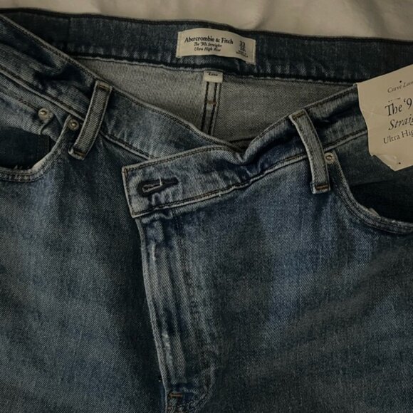 NWT Abercrombie the 90’s straight ultra high rise, curve love line, size 33L - Picture 4 of 8